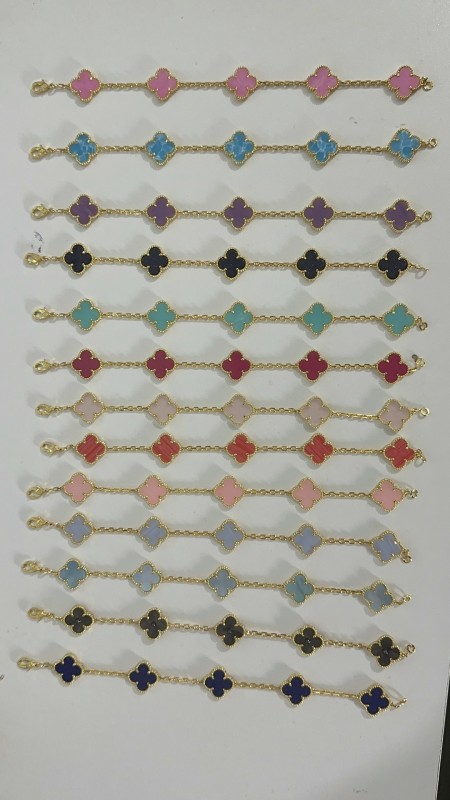 Van Cleef & Arpels five-color bracelet in yellow and gold collection Picture